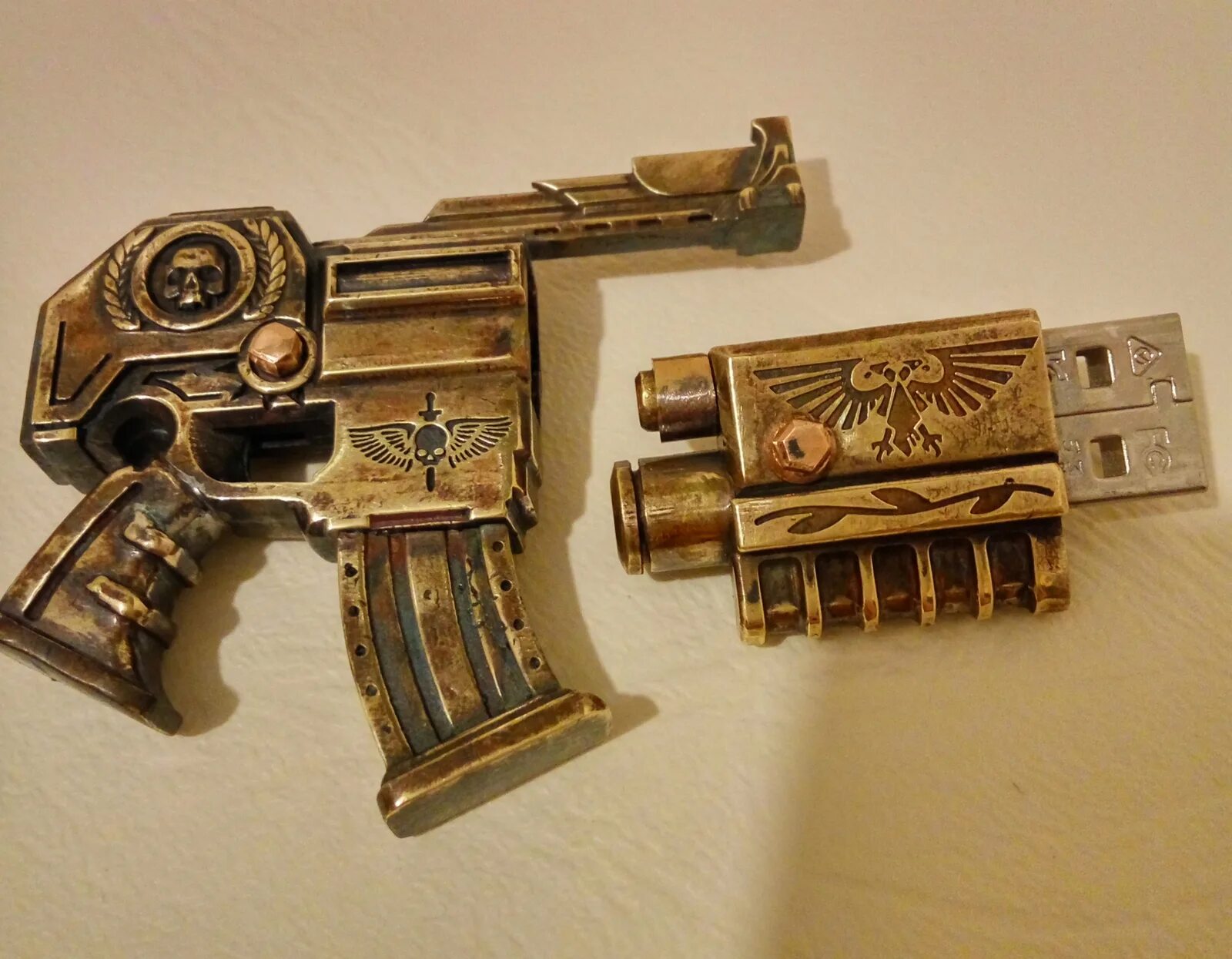 Болтер из вархаммер. Болтер warhammer. Warhammer 40000 болтер. Warhammer 40000 болтер. Болт револьвер вархаммер.