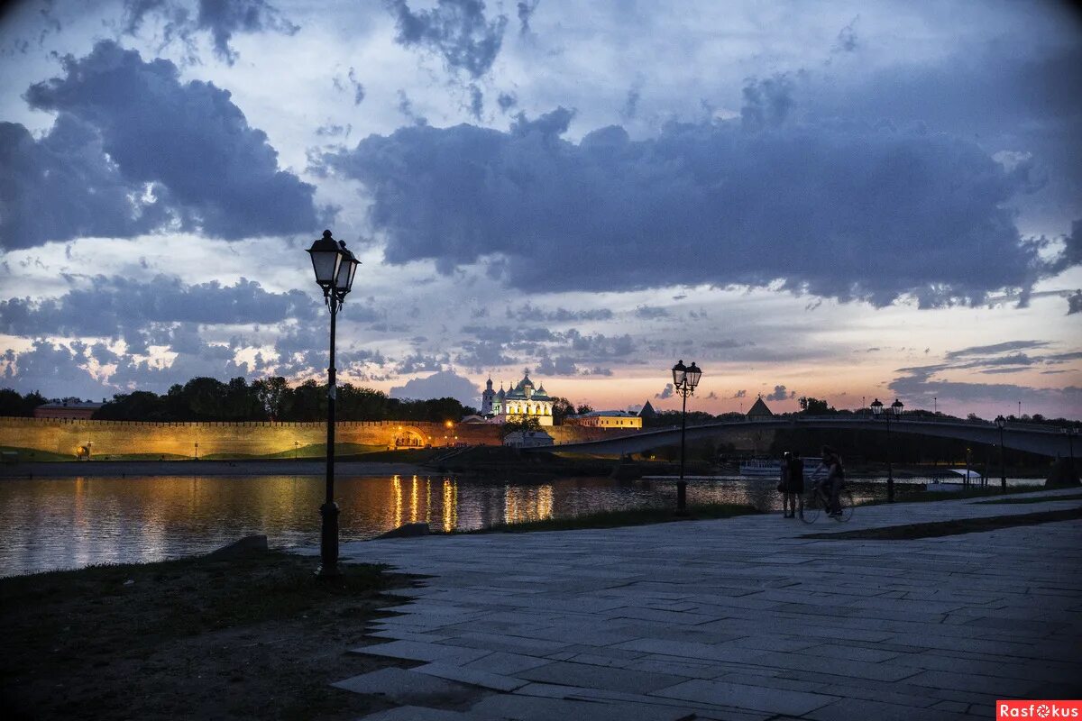 Вечер новгород. Великий Новгород Кремль Вечерний. Великий Новгород пейзажи. Великий Новгород вечером. Великий Новгород лето вечер.