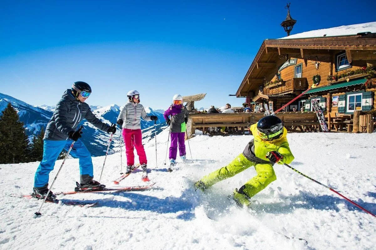 Skiing holiday. Активный отдых. Развлечение на лыжных курортах. Горнолыжный курорт с отдыхающими. Дети на горнолыжном курорте.