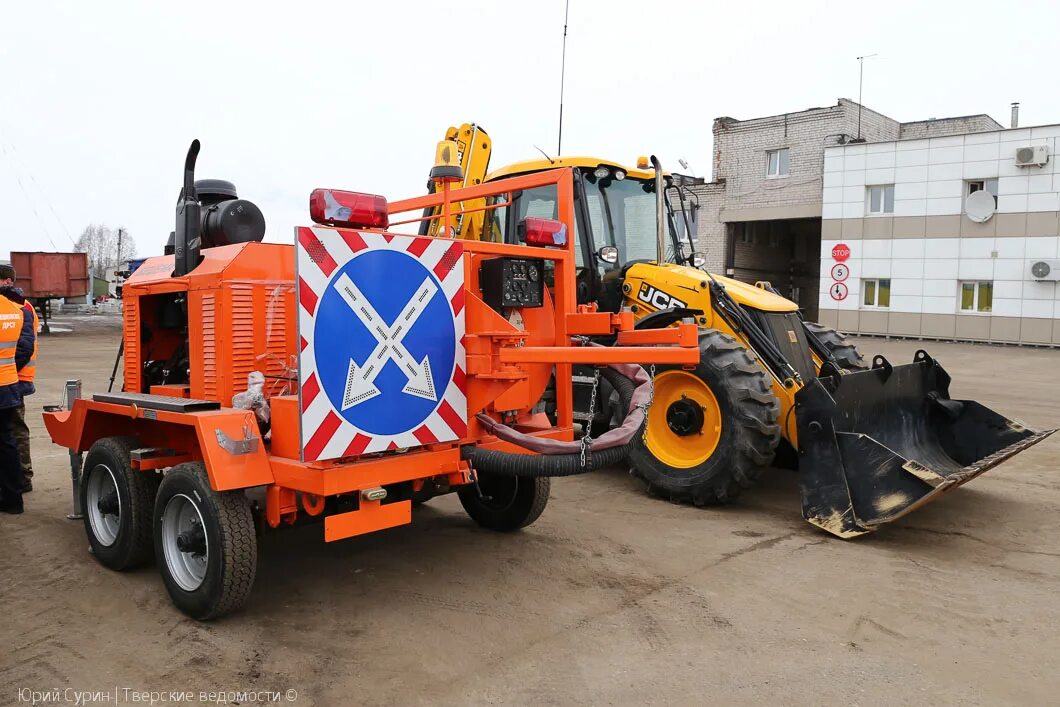 Магазин технология тверь. Памятник военной технике. Танк т34 в парке победы тверь. Трактора водоканал сак. Просп.