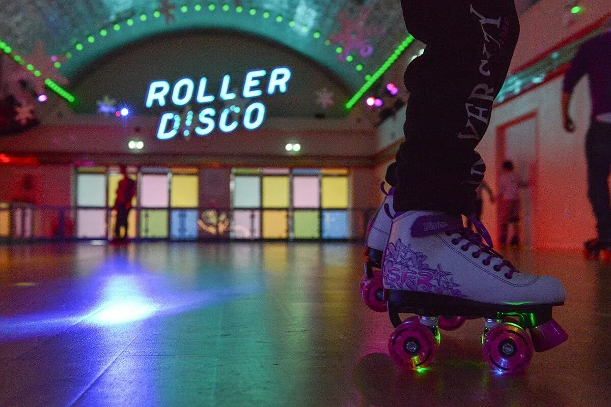 Роллер диско. 90s Roller Skating. Роллердром. Роллердром Америка. Песня disco cone take it high