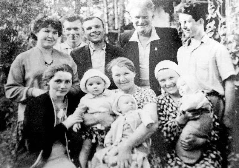 Сколько братьев и сестер у гагарина. Семья Юрия Гагарина. Семья Гагарина Юрия Алексеевича. Фото семьи Юрия Гагарина.