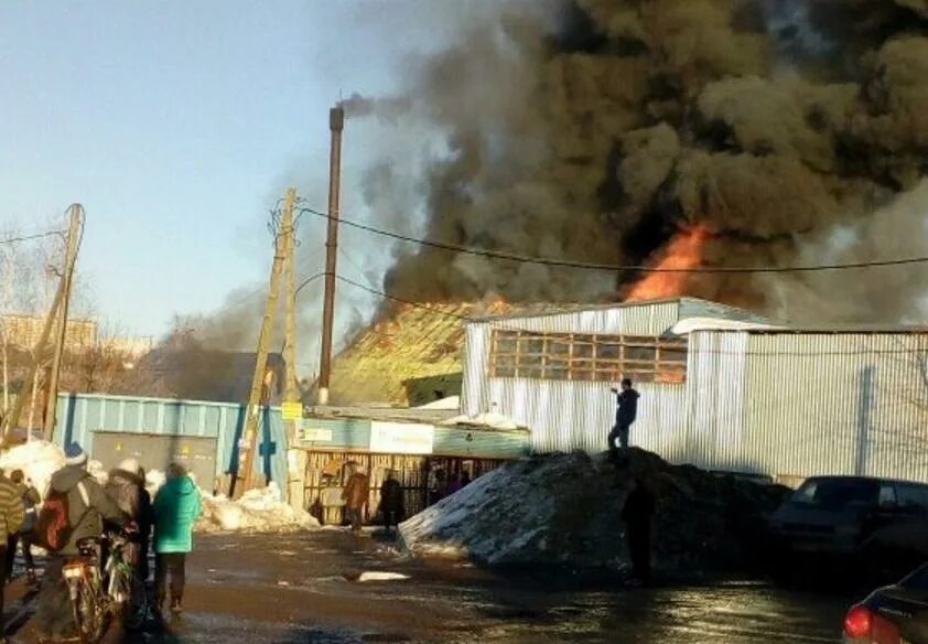 Сгоревший дом. Пожар новое аделяково. Поселок чална петрозаводск. Мтз 82. Пожар екатеринбург сейчас е1.