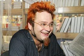 Ол оны бұталардың арасына сүйреп апарды және оны сиқырлады.