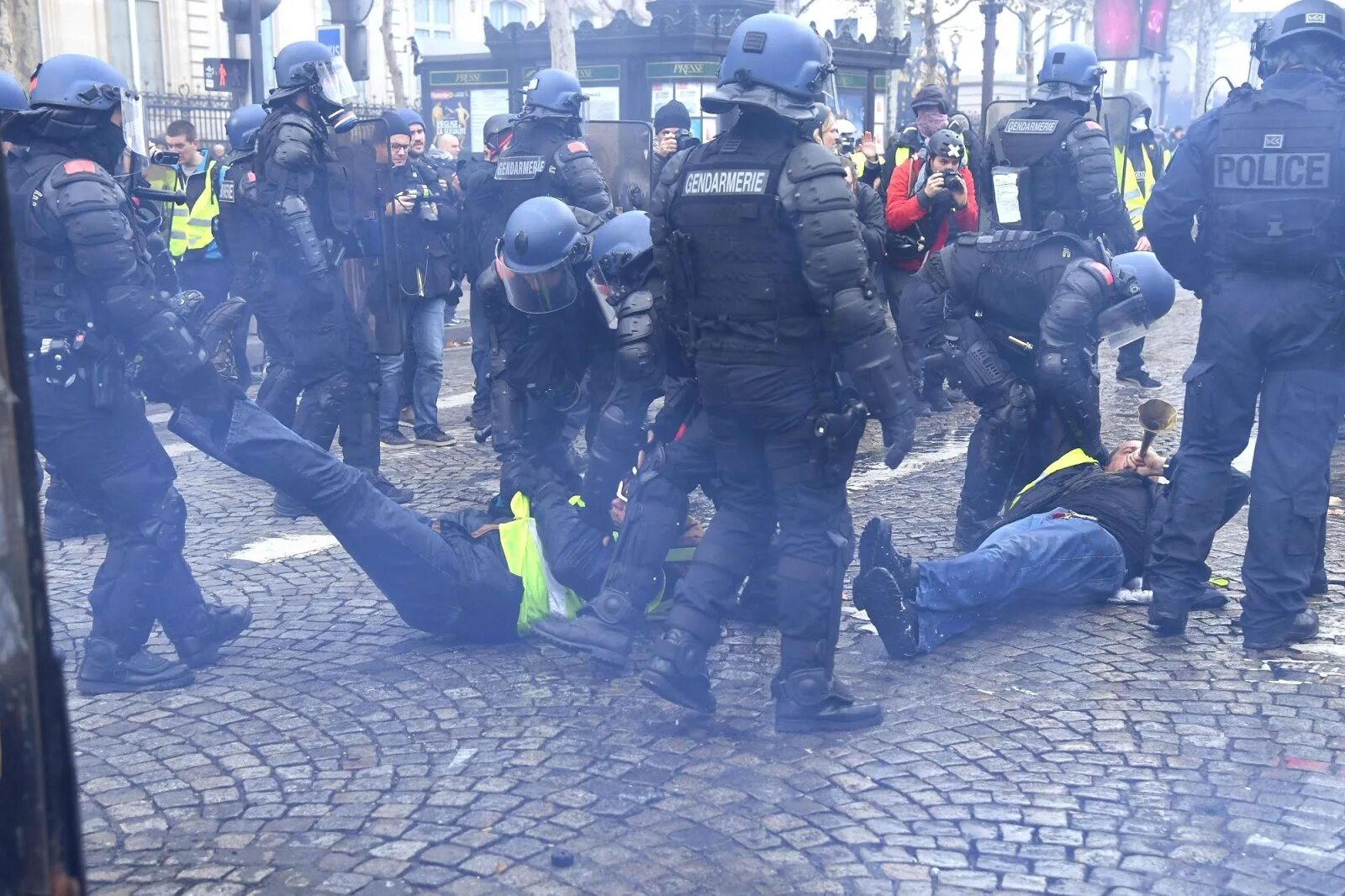 Полиция Франции слезоточивый ГАЗ. Разгон демонстрантов в Париже. Протесты во Франции. Франция майдан