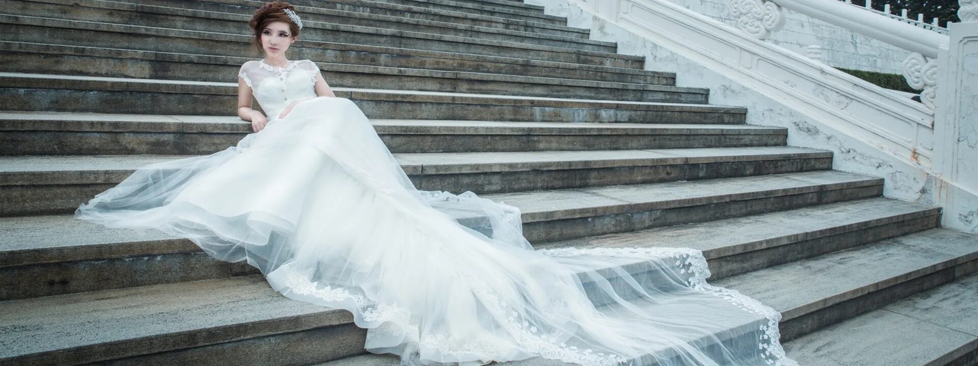 к чему снится одетое белое платье. красивая невеста в пышном платье. к чему снится одетое белое платье. невеста спит. Bridal dress for background.