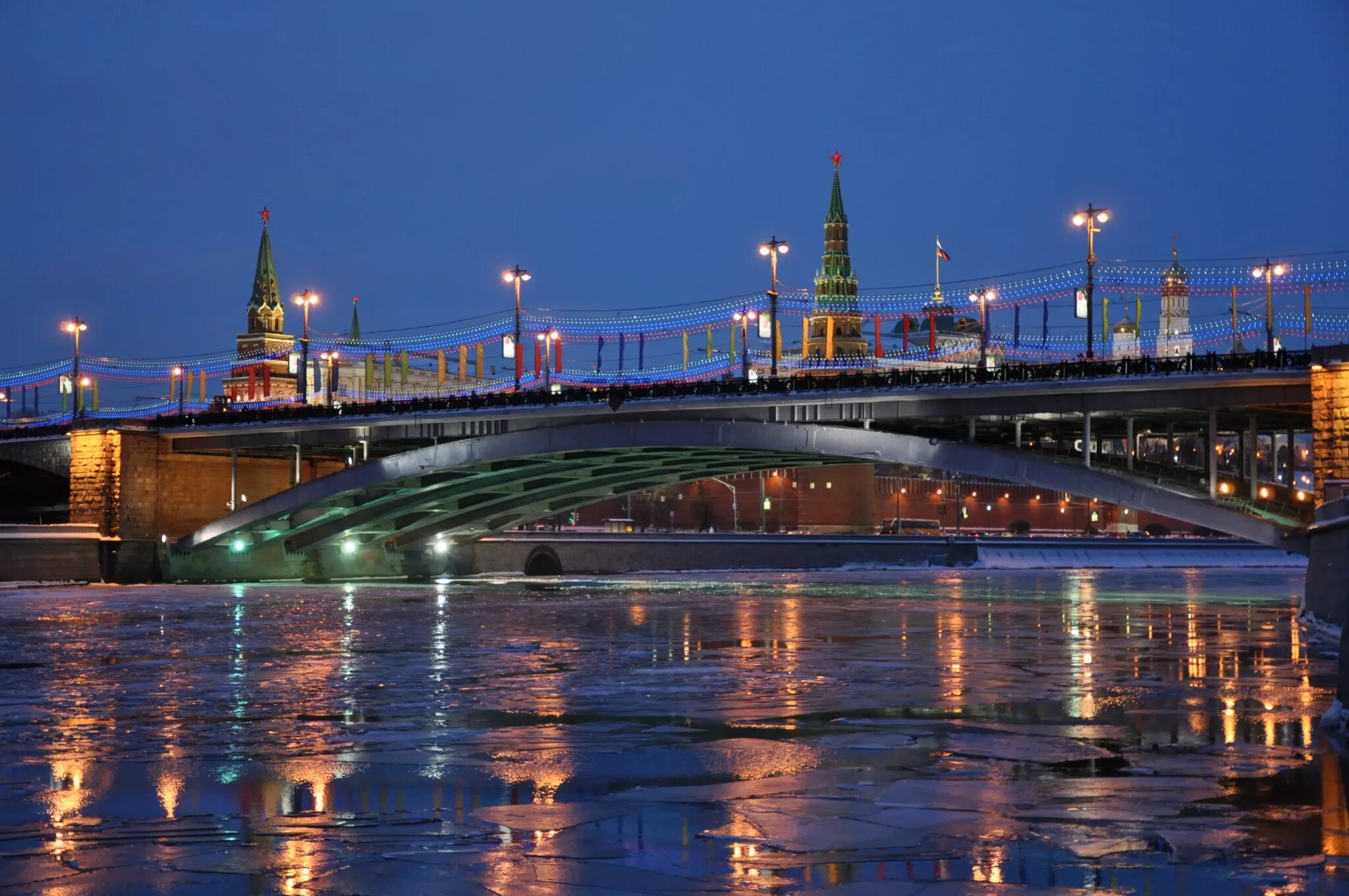 Большая река в москве. Большой каменный мост в Москве ночью. Москва река мост. Троицкий мост Кремля. Большой Москворецкий мост в Москве.