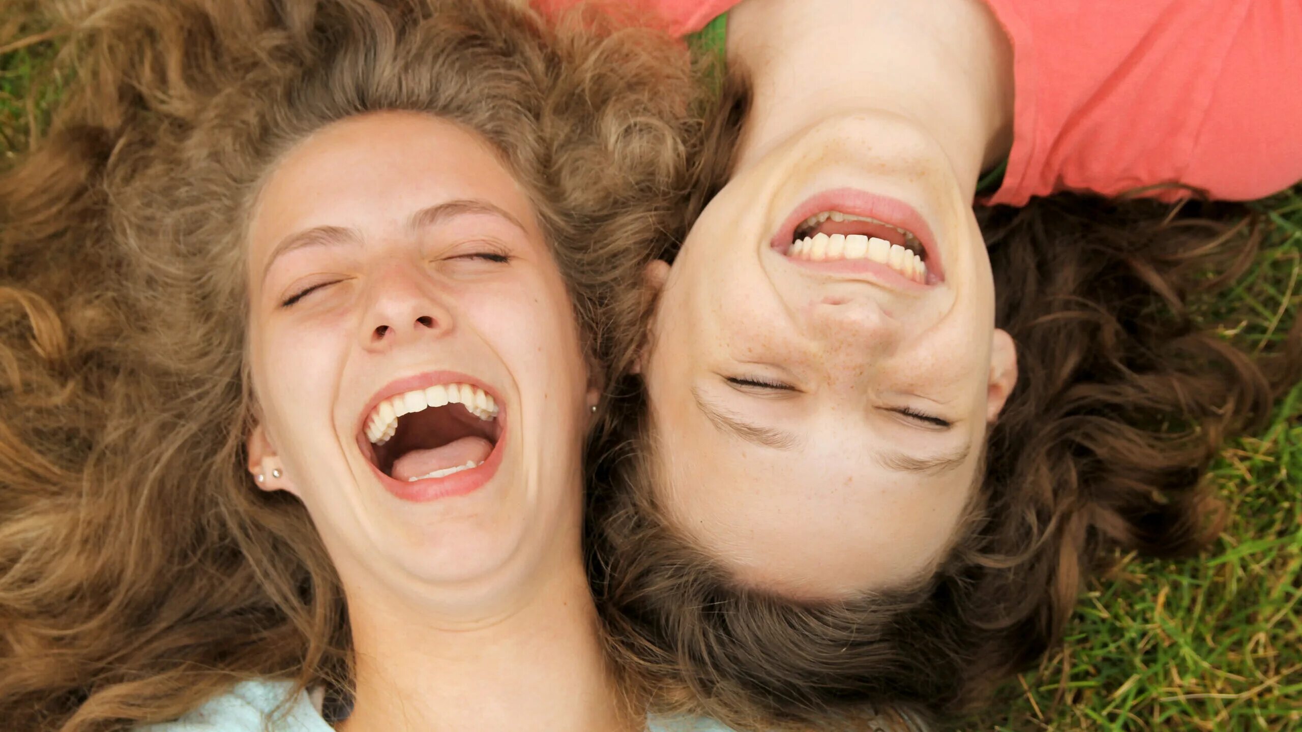 Улыбаться и смеяться чаще. Положительные эмоции. Человек, который смеется. Женщина смеется. Радостные эмоции.