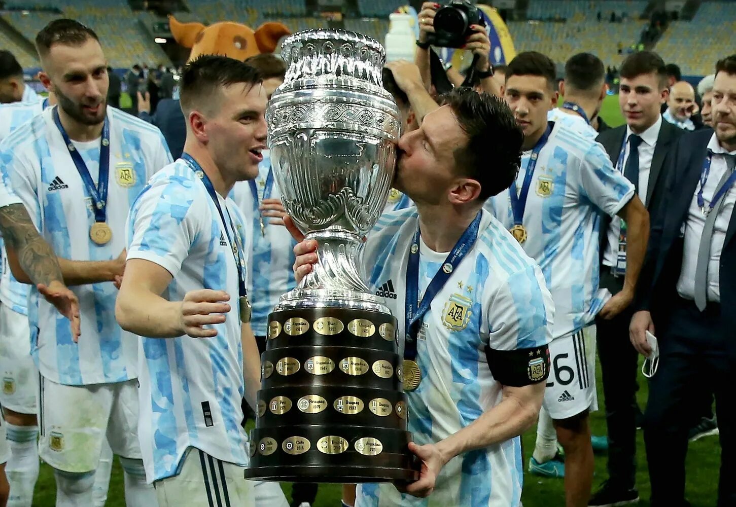 Аргентина выиграла кубок америки. Аргентина чемпион америки 2021. Месси копа америка 2021. Месси аргентина 2021 кубок. Лионель месси копа америка.