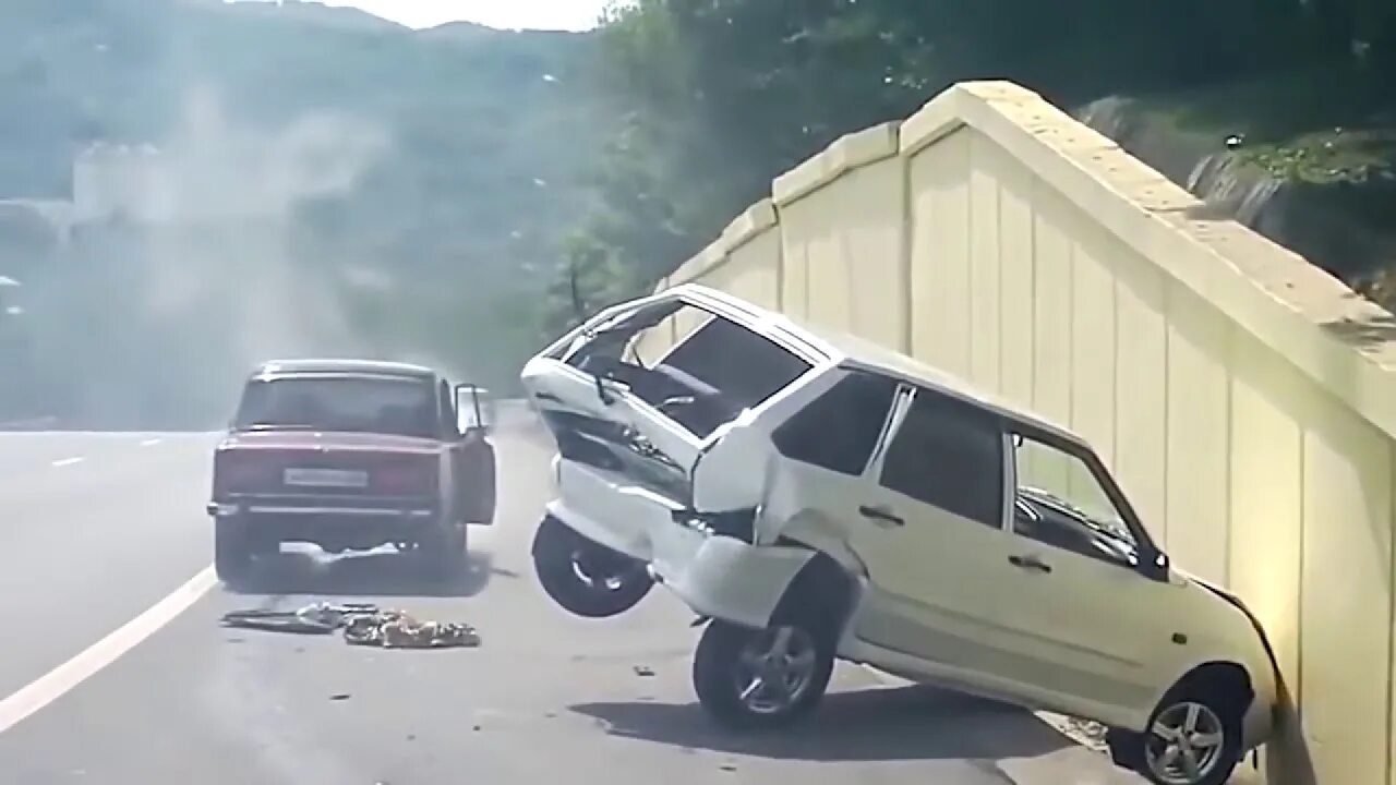 Придурки на дорогах видео. Идиоты на дорогах. Приколы на дорогах видео. Дорожные придурки. Приколы на дорогах 2020.