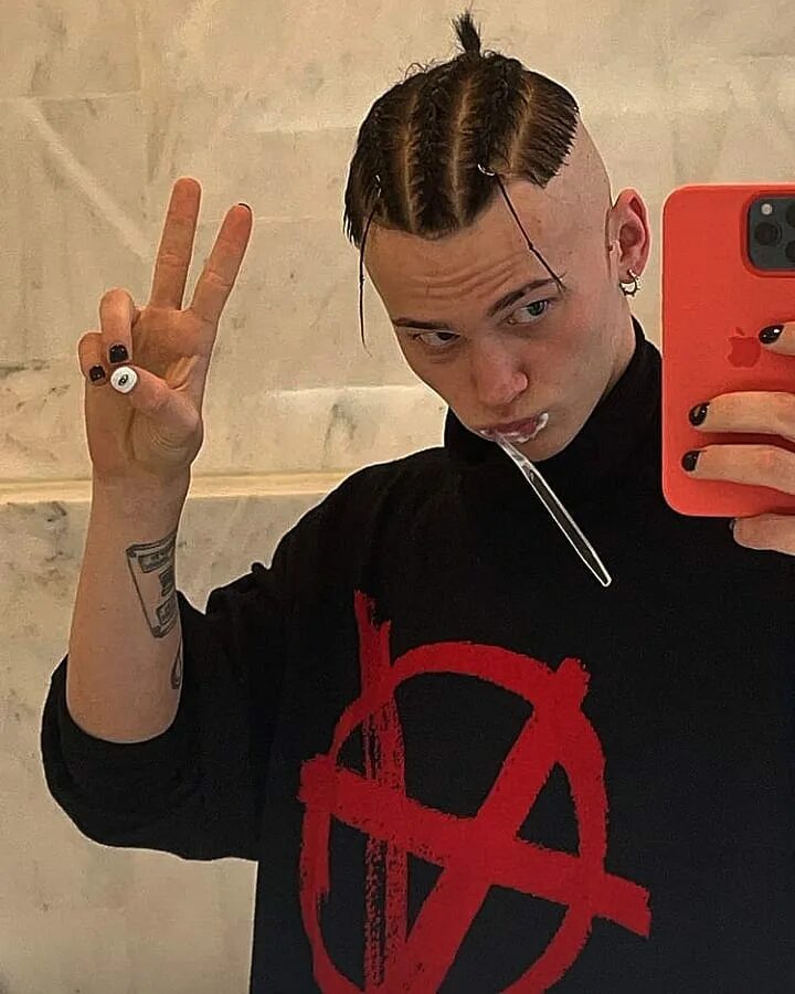 Даня милохин покрасился. Даня милохин блондин 2022. Даня милохин покрасил волосы. Даня милохин новая прическа 2022. Даня милохин в розовом.