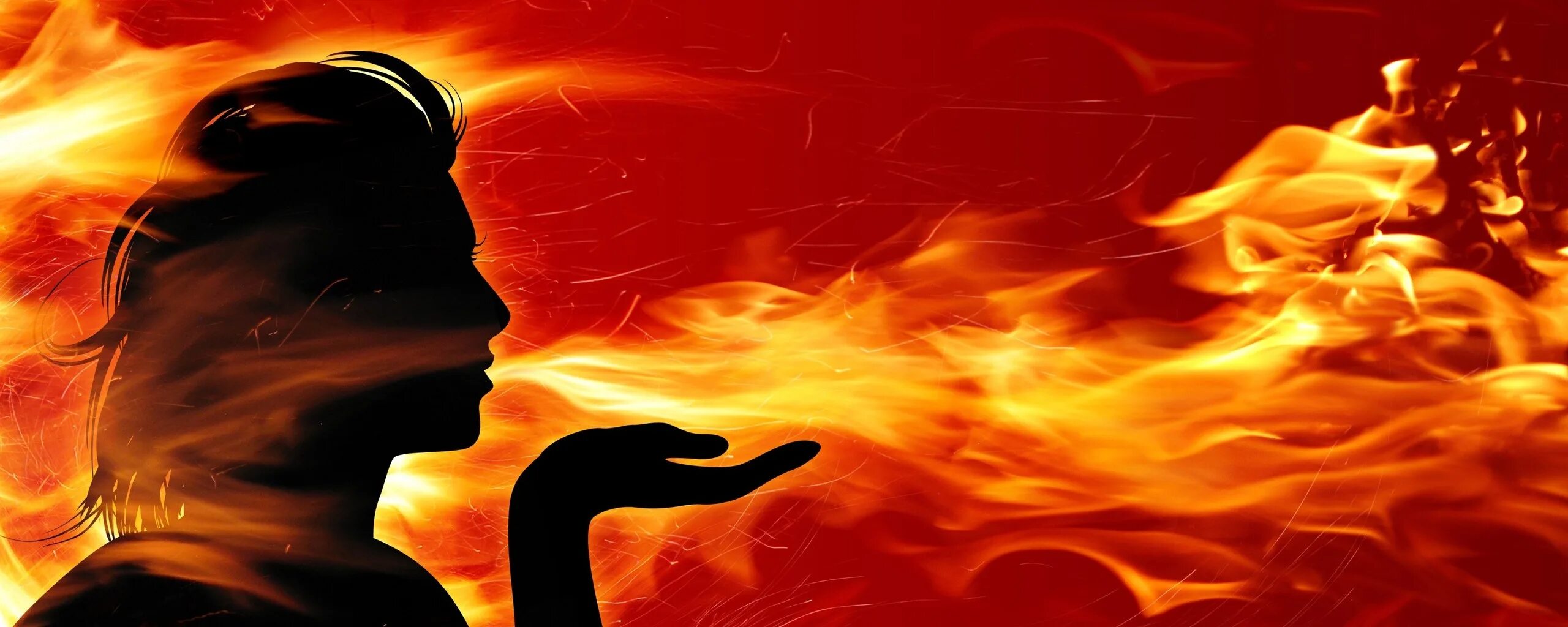 Огонь в душе. Девушка у костра. Девушка дышит огнем. Горю ведут. Силуэт на фоне огня.