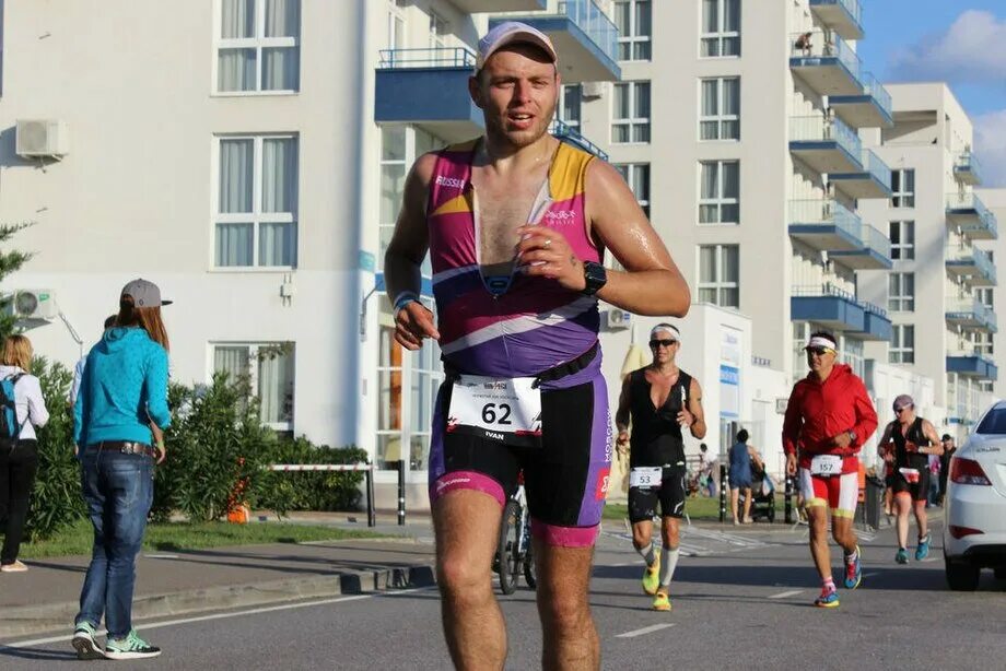 Пробежка в парке. Мужчина бежит. Марафон. Бегущий человек. Спортивная девушка на пробежке.