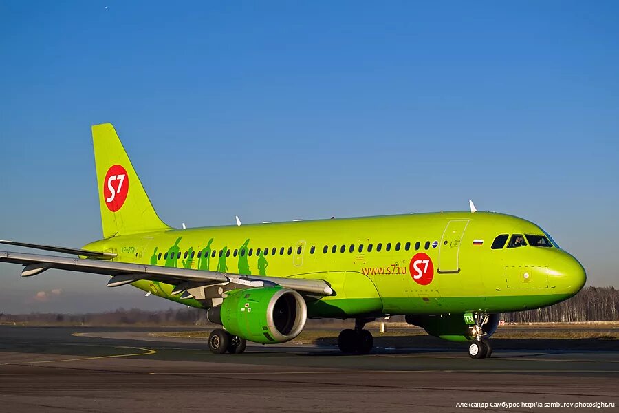 Зе севен. Самолет Джей Севен. Самолет с 7 в Домодедово. S7. A319 s7 в новой ливрее.