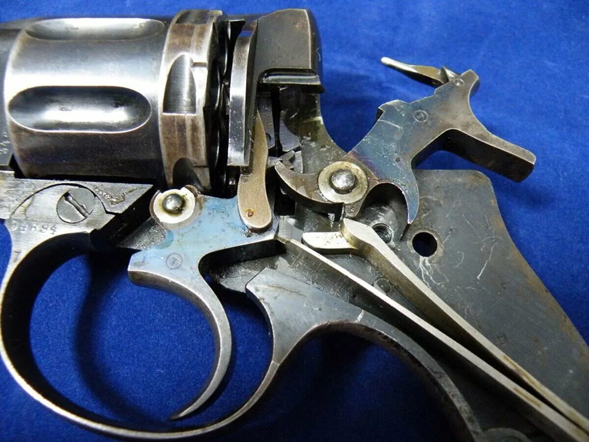 Револьвер содержание. Наган м1895. наган 1883. механизм револьвера наган. наган ударно спусковой механизм.