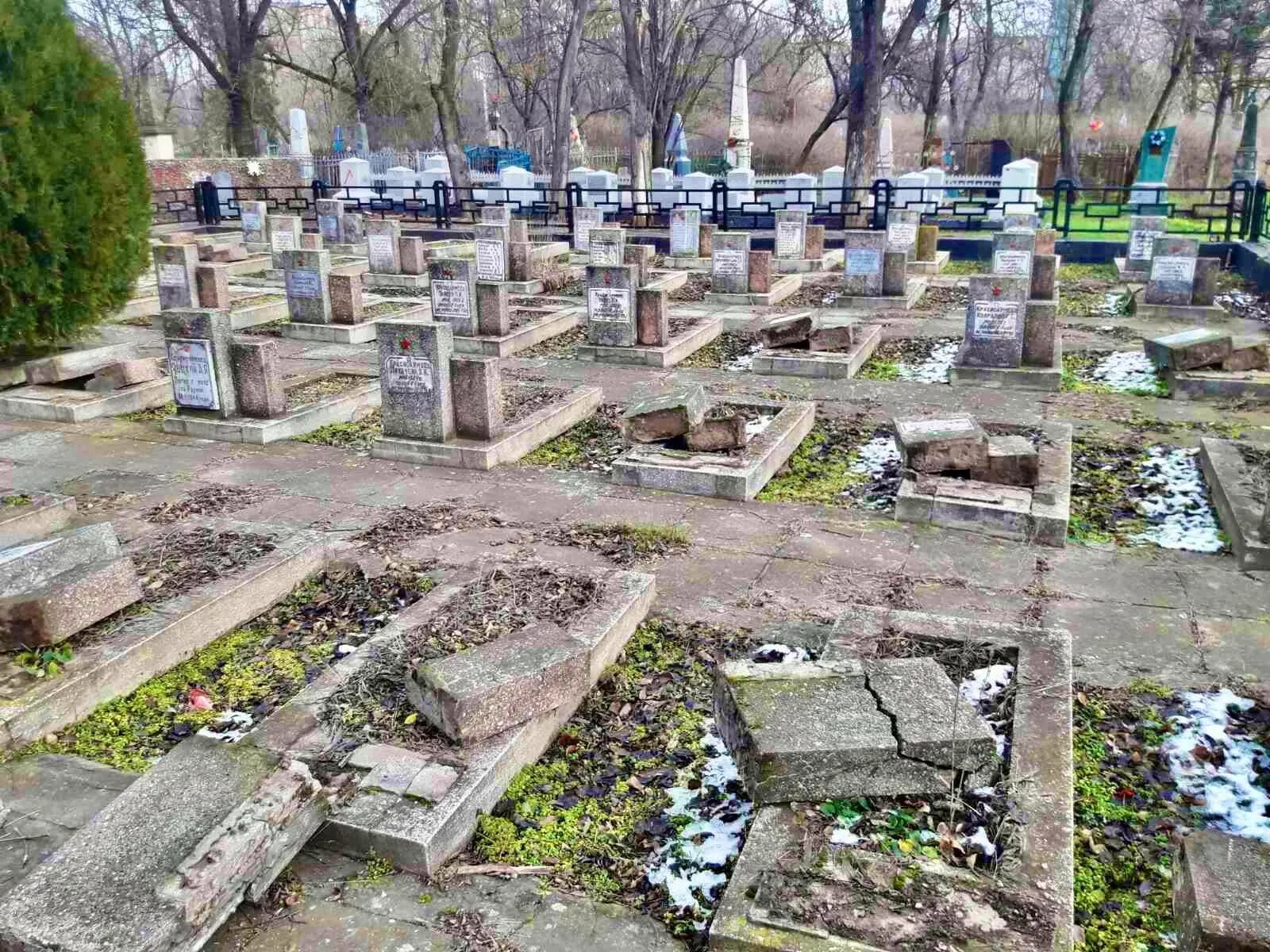 Украинские кладбища. Украина Полтава кладбище. Херсон кладбище.
