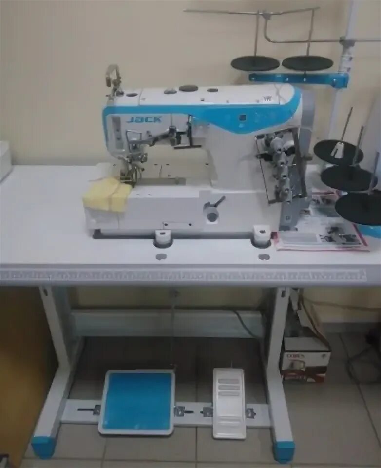 Швейная машина jack w4 d 01gb. Распошивальная машина jack w 4. промышленная распошивальная машина jack. распошивалка джек w4. плоскошовная машина jack w4.