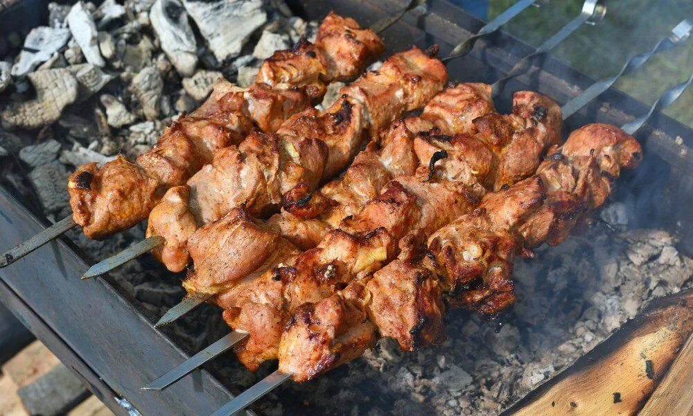 Шашлык как его приготовить. Шашлыки на природе. мясо для шашлыка. мясной шашлык. шашлык на природе фото.