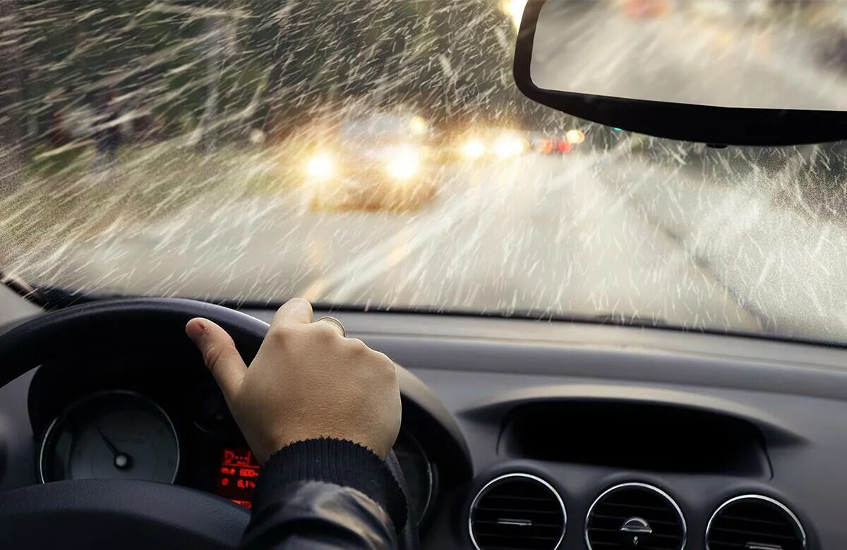 Хорошо в машине в дождь. Вождение в дождь. Дорога дождь за рулём. Управление автомобилем. За рулем в снегопад.