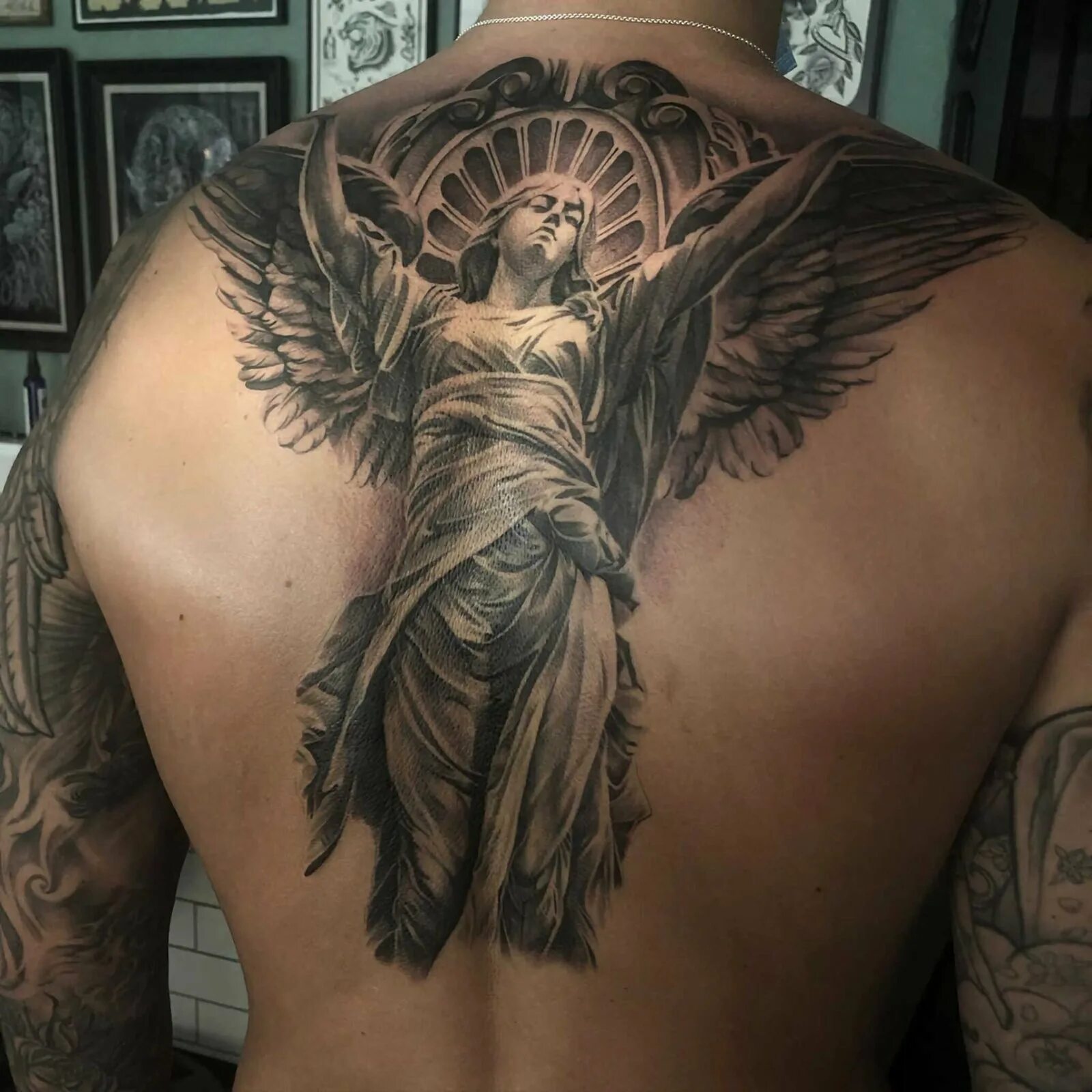 Тату хранитель для мужчин. Тату ангел. Тату ангел на спине. Татуировки на спине мужские. Тату ангела на спине.