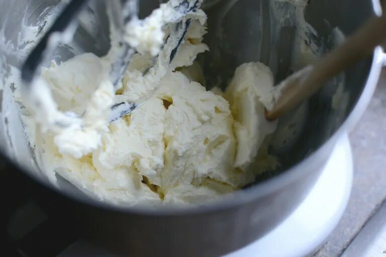 Крем чиз масло и творожный сыр пудра. Перевзбитый крем чиз. Крем-чиз для торта на сливках. Крем чиз на масле. Крем чиз на сливочном масле.
