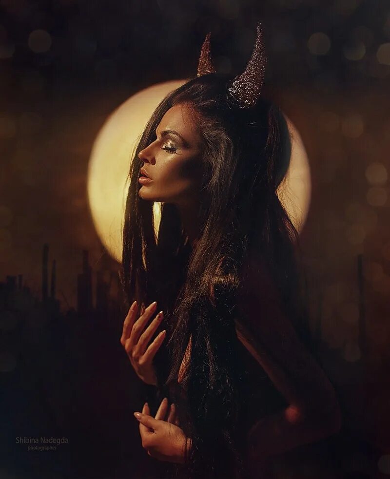 Суккуб демон демоница. Маришка дьяволица краснодар. Рогатая женщина. Девушка черт. Маришка дьяволица лилит.