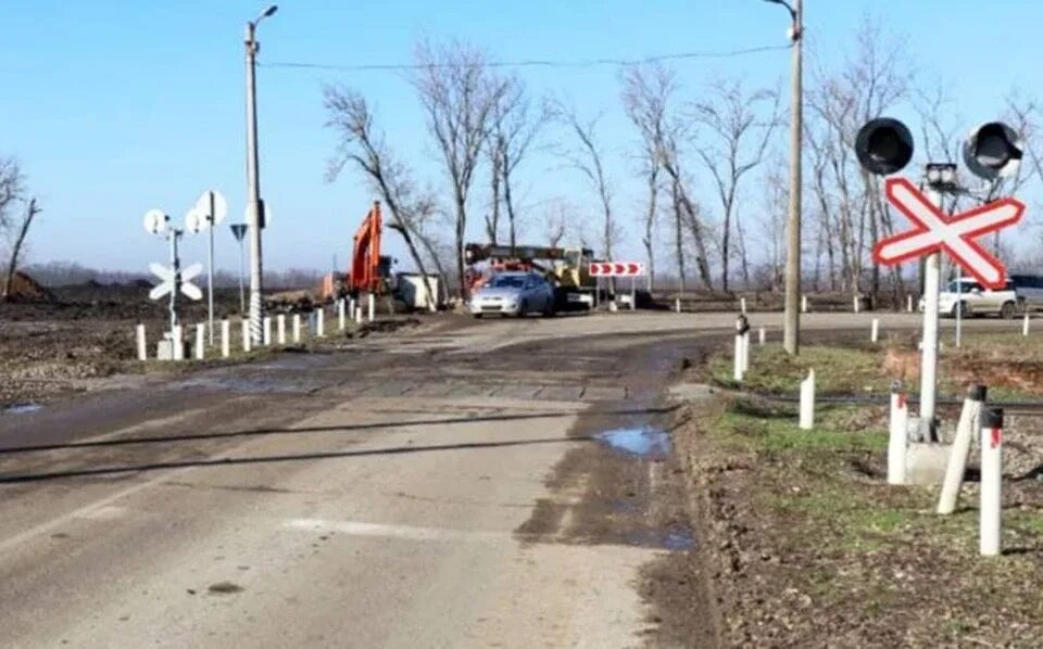 Дорога кореновск. Железнодорожный переезд Крым. ЖД переезд в Краснодаре. ЖД переезд в Крыму. Кореновский ЖД переезд.