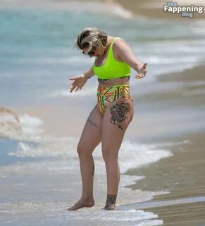 Olivia Bowen Shows Off Her Curves on the Beach of Barbados (21 Photos) .