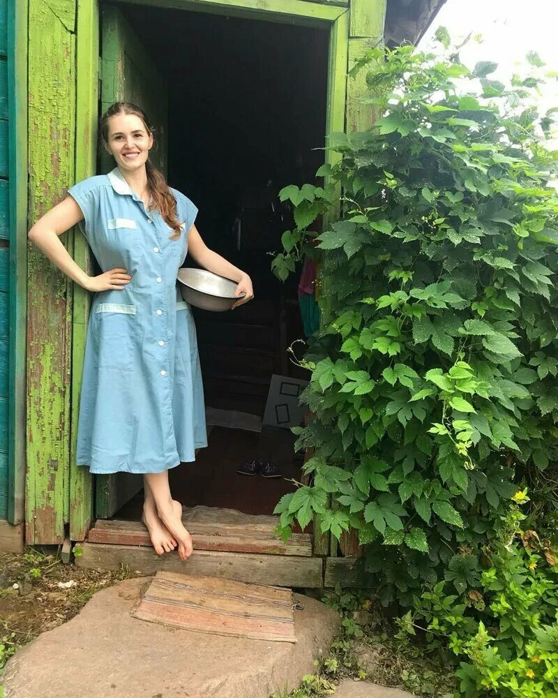 У нас на селе тоже есть любители ходить без трусов под юбкой. Анон 2019 Под юбко