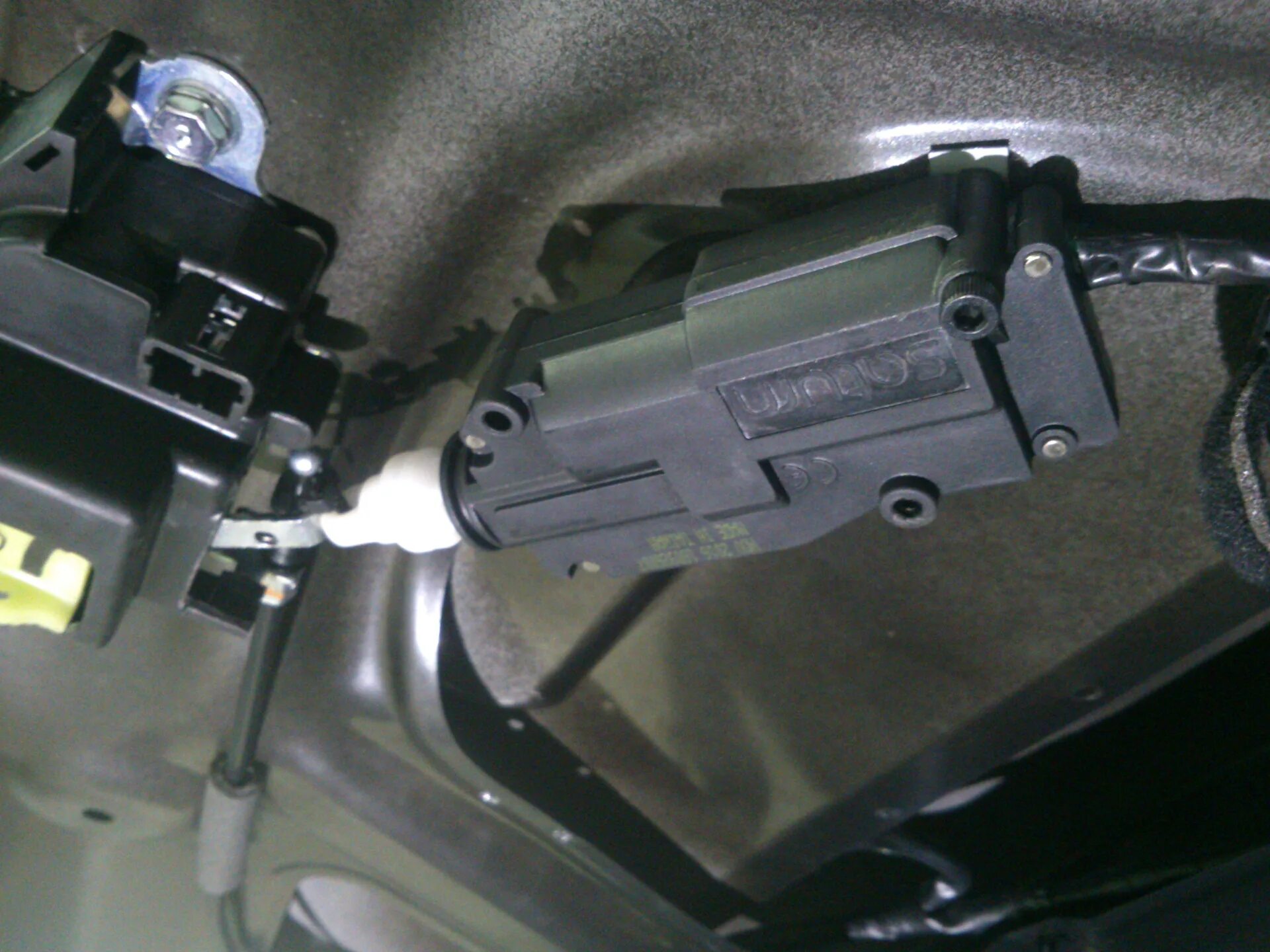 Hyundai solaris привод. Электропривод замка на hyundai solaris 2018 года. замок багажника с электроприводом солярис. привод замка багажника солярис седан. солярис 2 электропривод багажника.