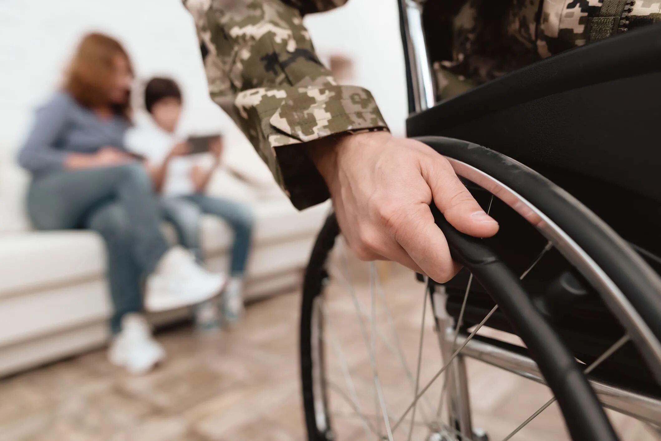 Военнослужащие инвалиды. Военный в инвалидной коляске. Инвалид боевых действий. Должник инвалид