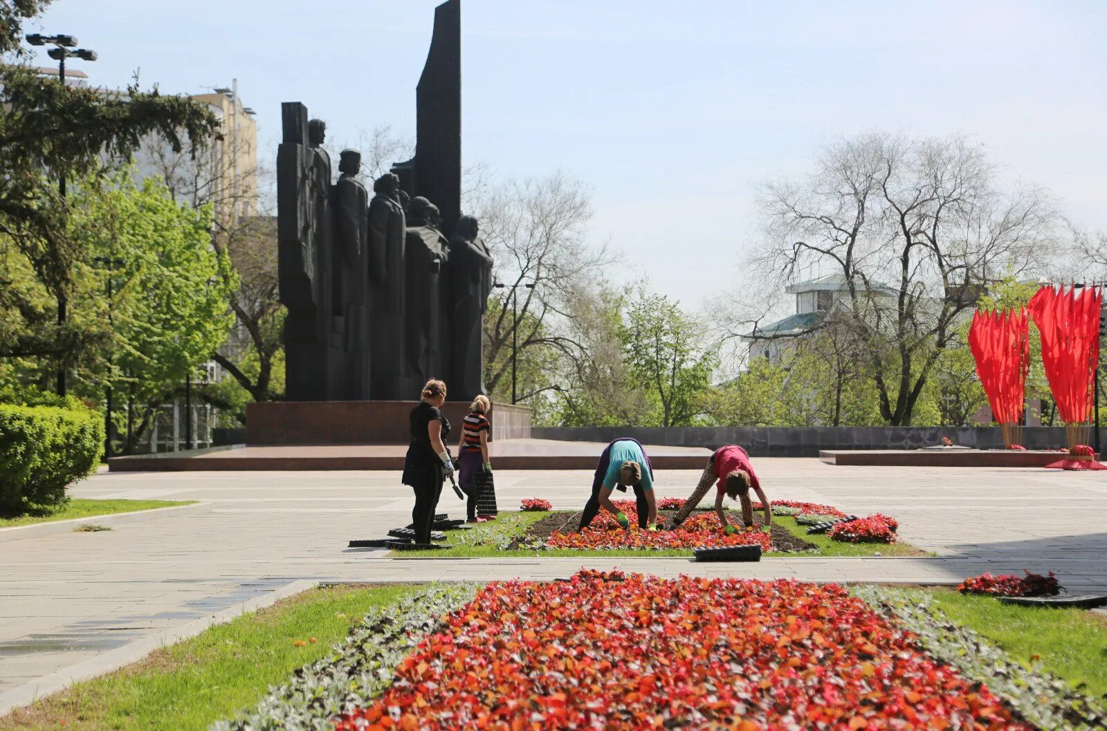 10 мая воронеж. Парк победы воронеж. цветы возле памятника. воронеж в мае. сквер орлята.