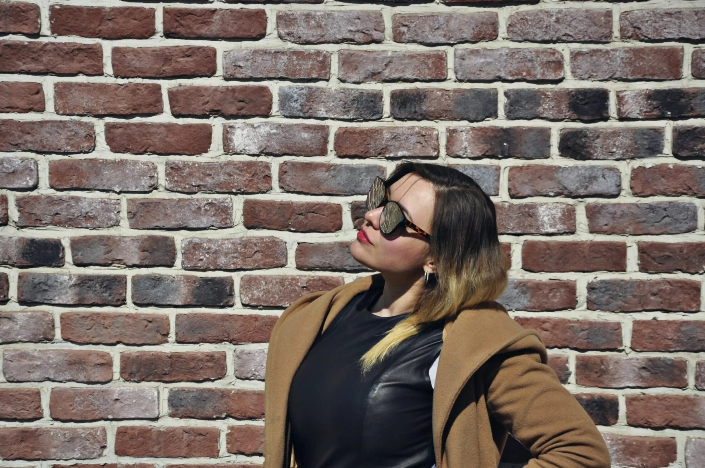 Картинки на стену девушки. Виниловая наклейка девушка. Картинки на стену девушки. Силуэт на стене. Наклейки на стену для салона красоты.