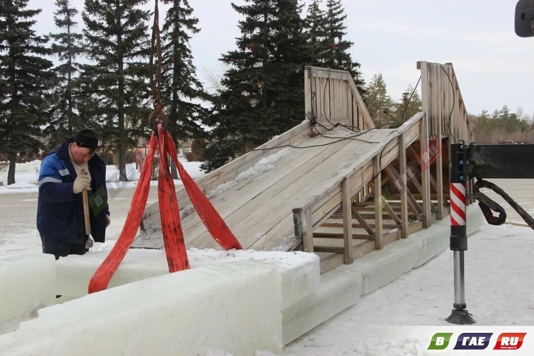 Горки. Высокая горка. Горка в Оренбурге на площади. Собранная елка 2 метра. С высокой горки число