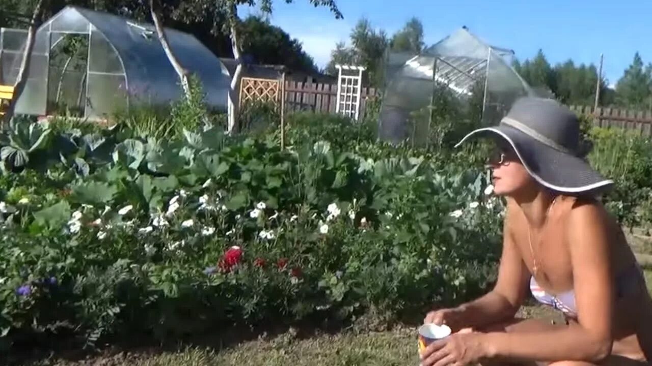 Позы для дачи клуба. Девушки на даче. Бабы на даче. С ней на даче видео. С ней на даче видео.