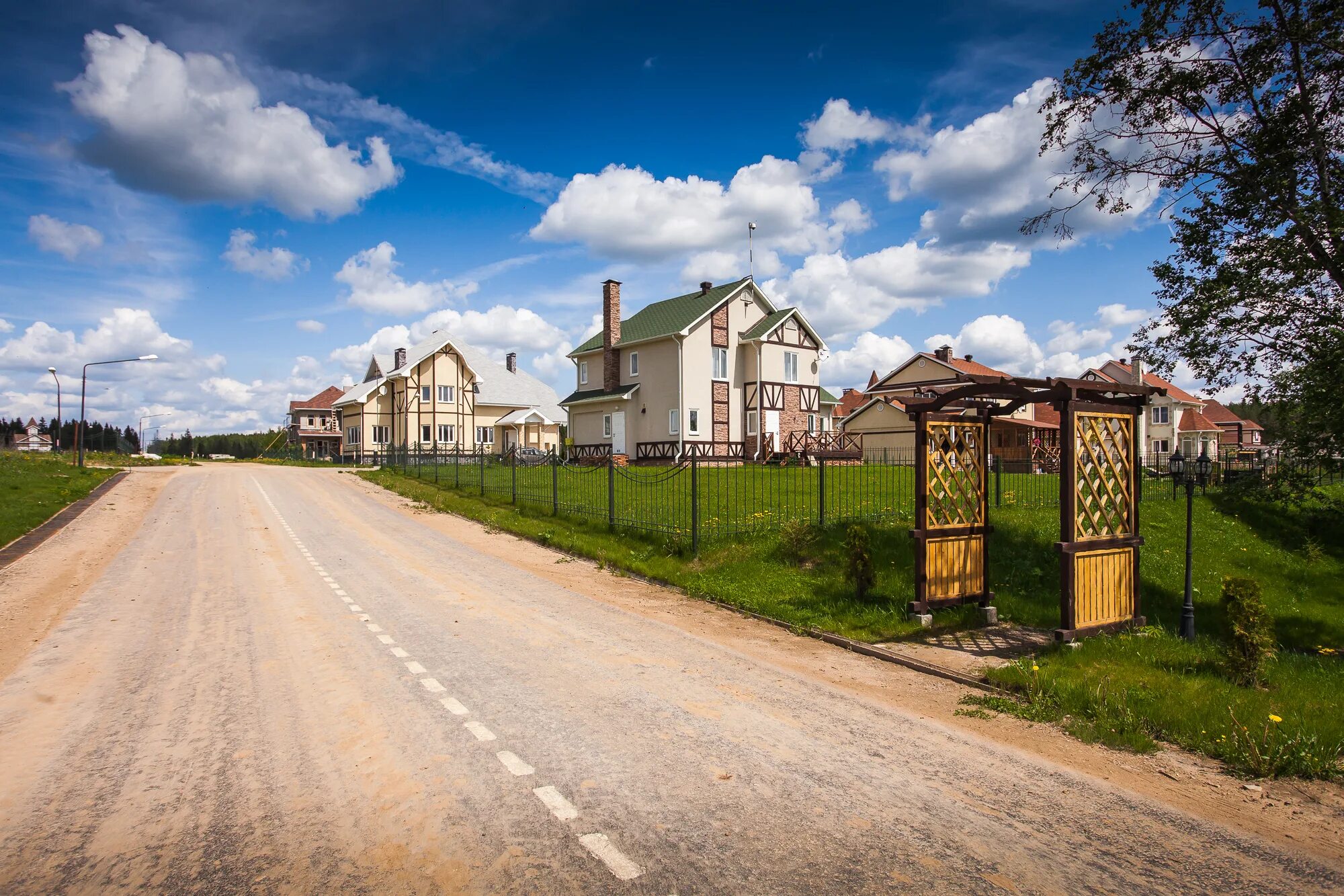 Коттеджный поселок ла манш новорижское шоссе. Краснодар поселок хутор ленина. Котеджный посёлок бристоль. Коттеджный городок. Алтайский край элитный поселок шале.