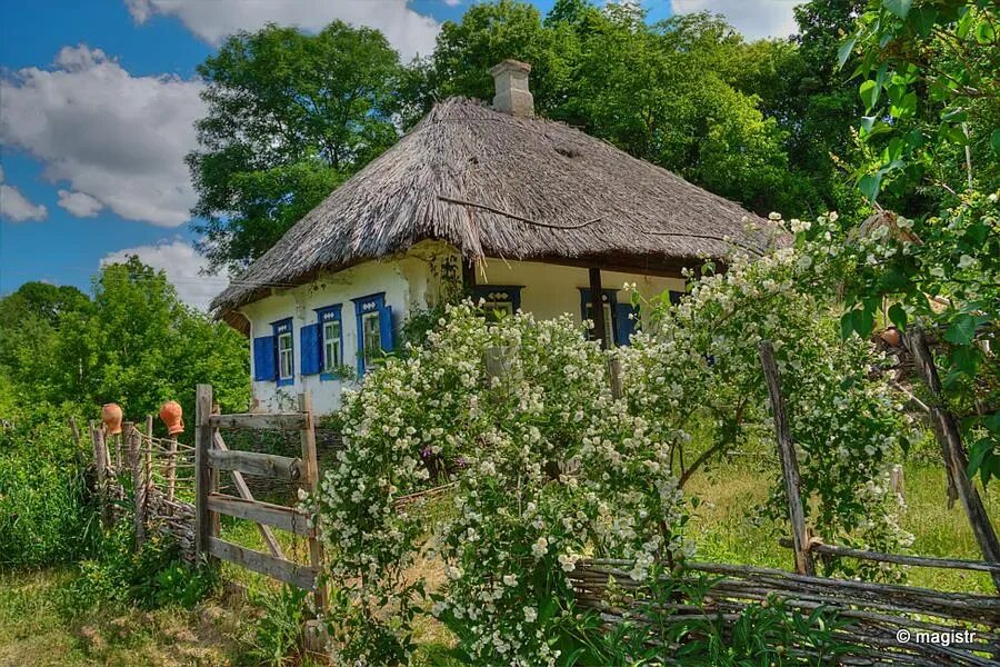 Между хата. Украинское село Мазанка. Украинская хата Мазанка. Мазанки в Украине 2022. Деревня Украина хаты.