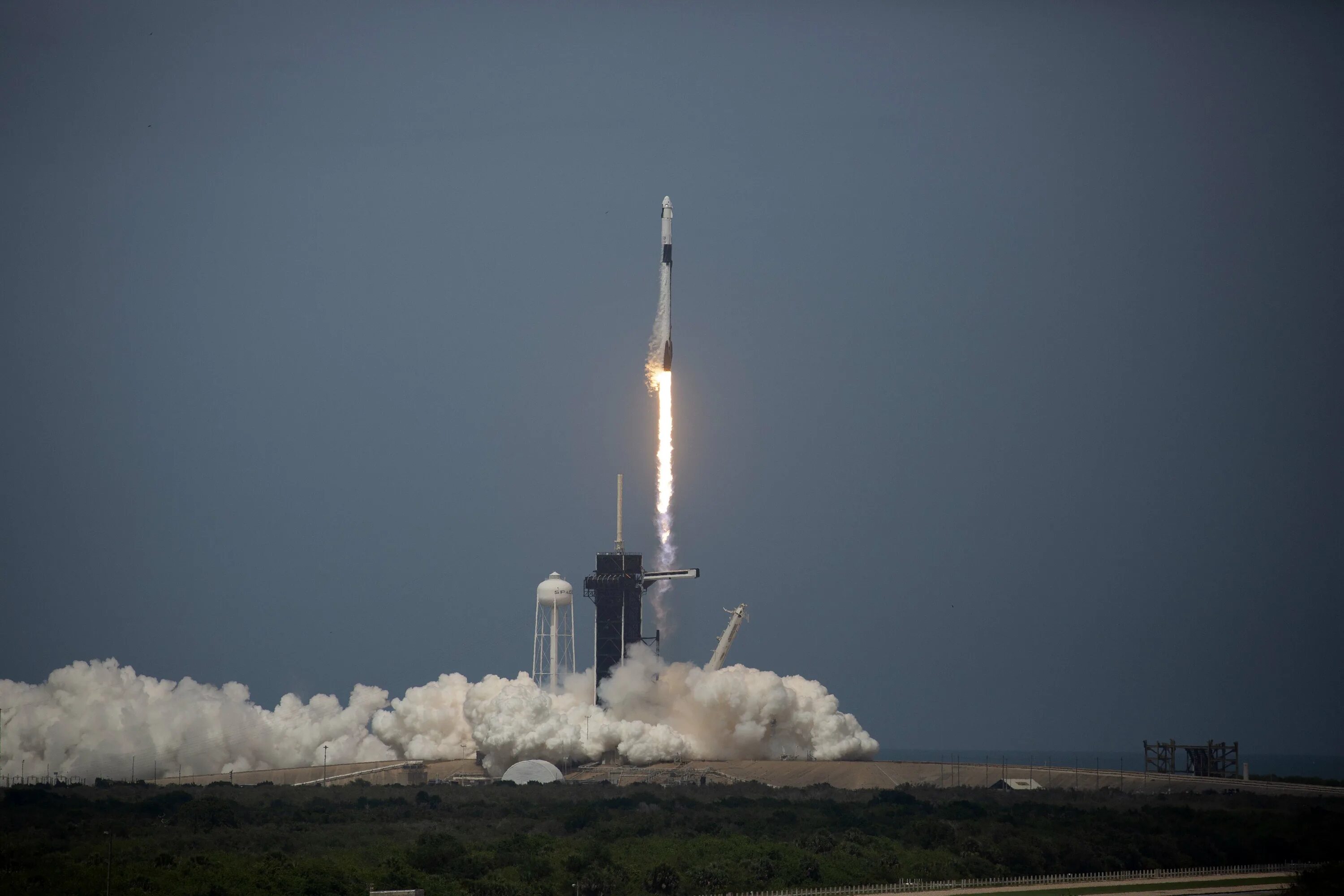 Ракета Dragon SPACEX. Ракета Элона маска Falcon 9. Ракета SPACEX Crew Dragon.