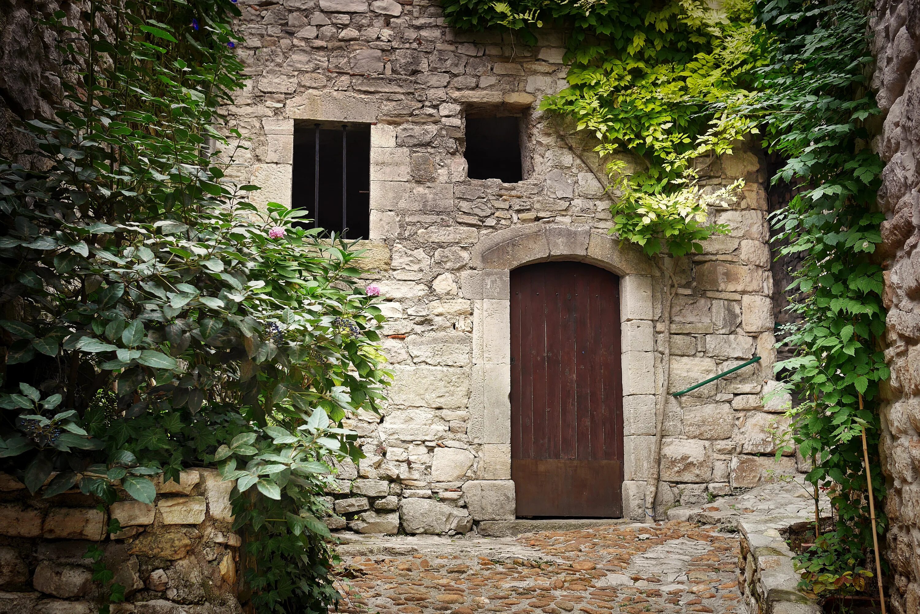 Старинная каменная архитектура Северной Италии. Руины плющ Италия. Руины плющ Испания. Дом с плющом Италия. В заросшей плющом каменной
