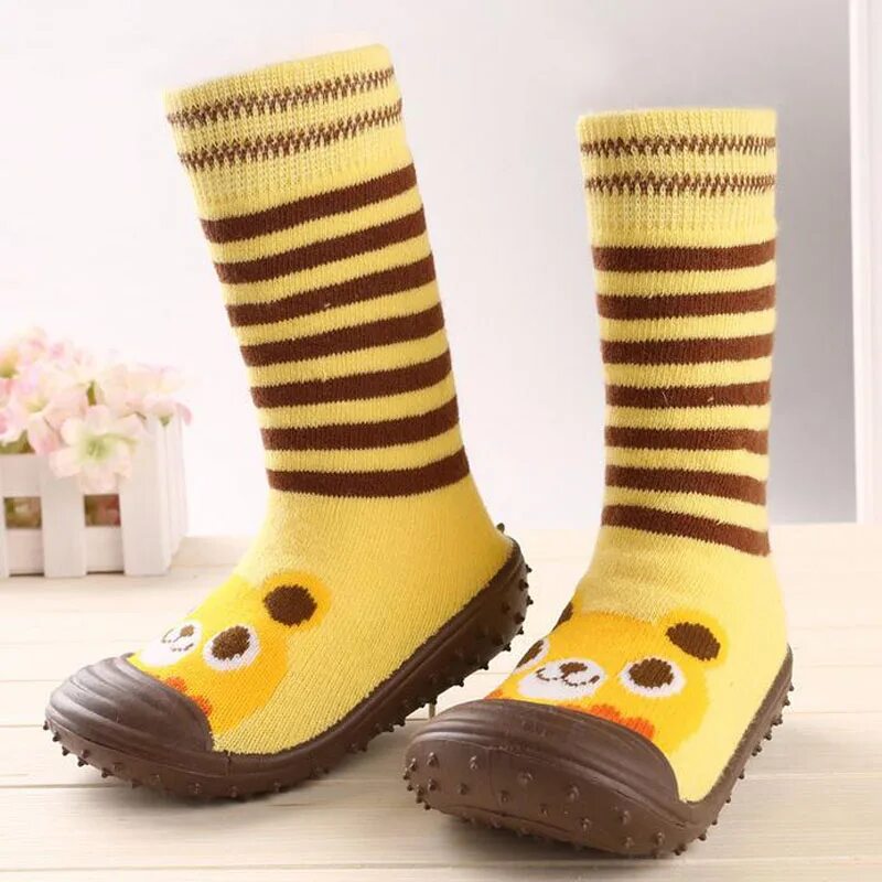 Носки тапочки для малышей. Носочки тапочки для малышей. Тапки носки для детей. Носки с подошвой детские. Носки с подошвой детские.