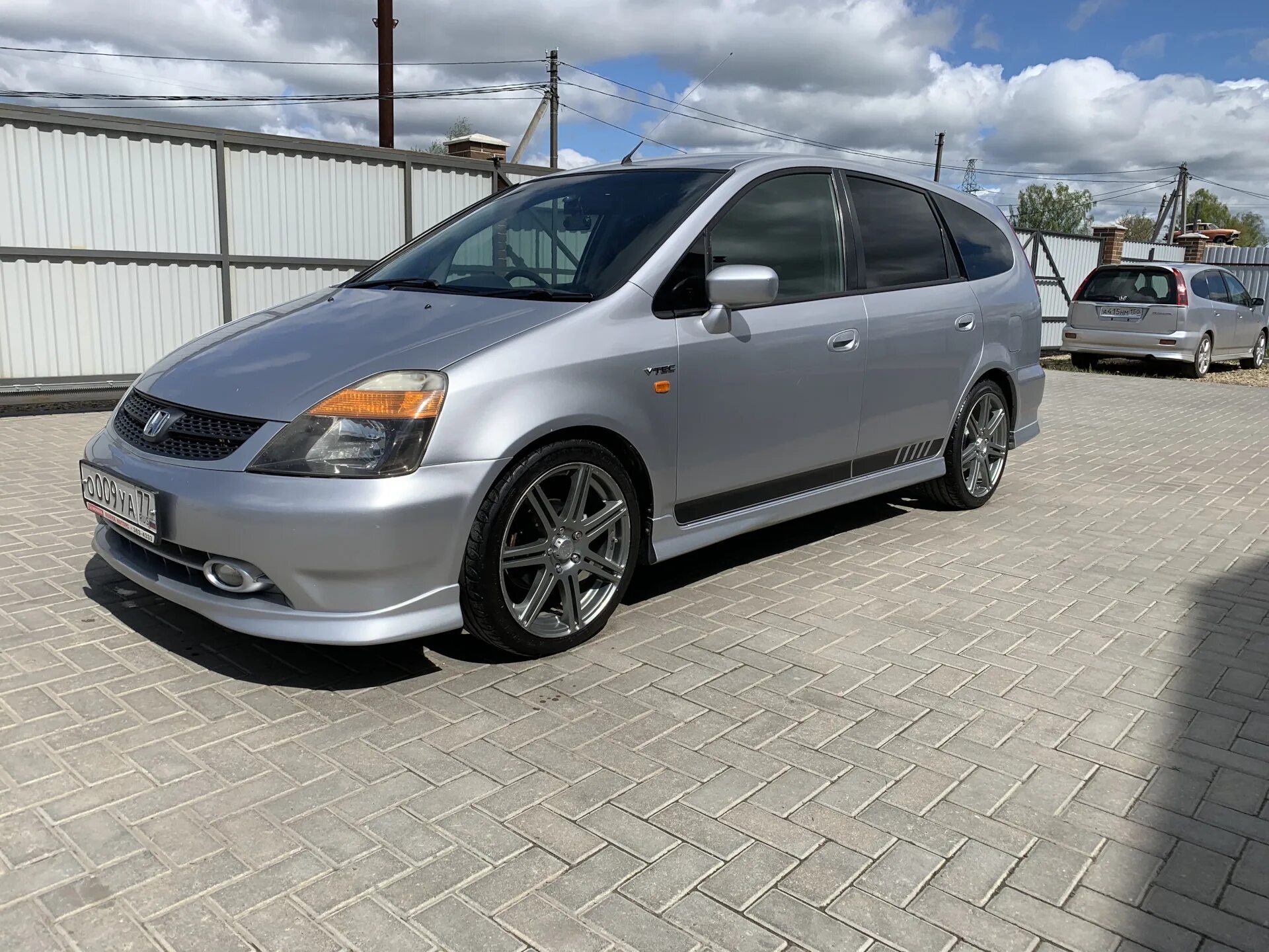 Honda Stream 2001. Honda Stream, 2001 год. Хонда стрим 2001 тюнинг. Динамики на Хонда стрим 2001.