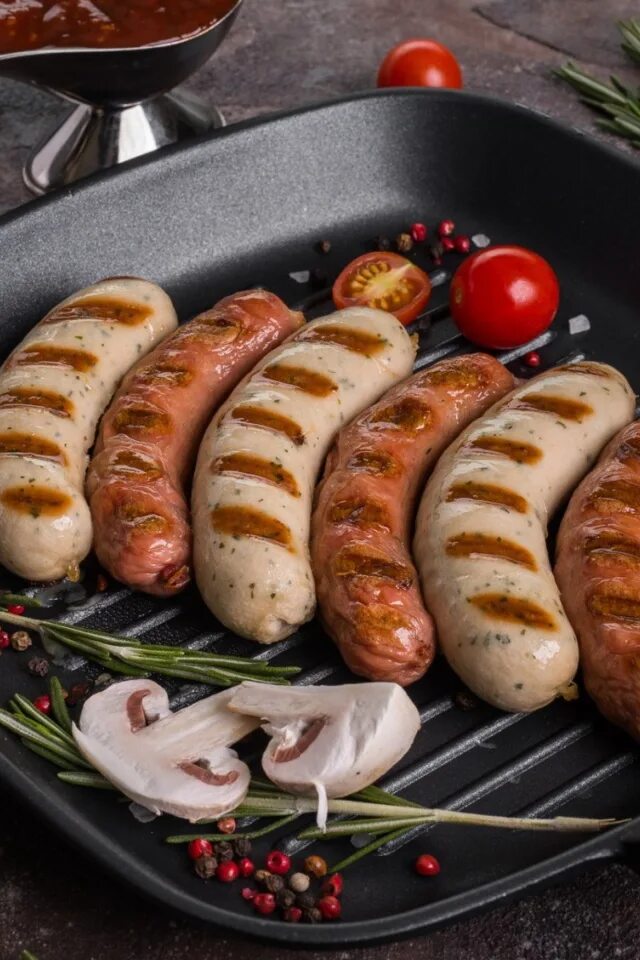 Жареная картошка с колбасками. Жареные грибы. Картофель с колбасками. Жареная колбаса с грибами. Колбаса луковая.