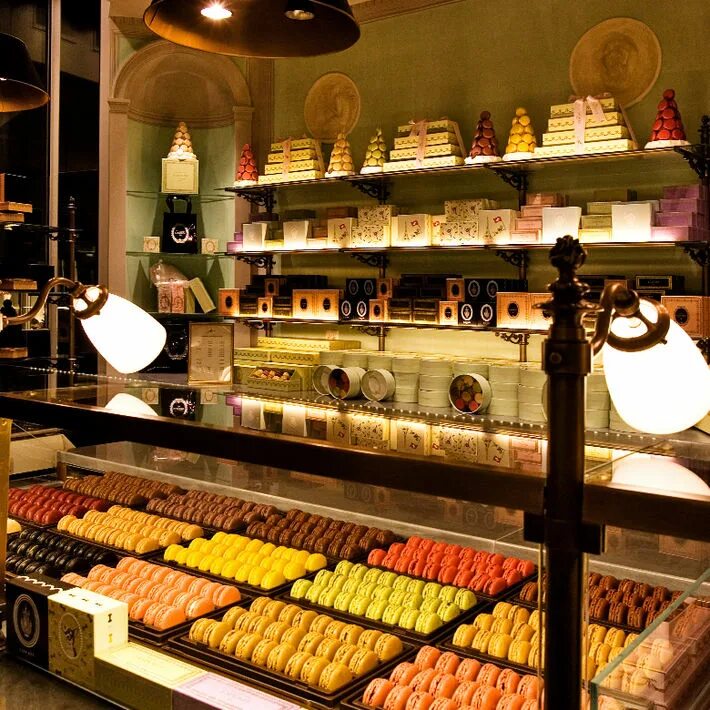 La dure. Laduree патриаршие пруды. La dure. Кондитерская на никольской улице laduree. Ладури париж.