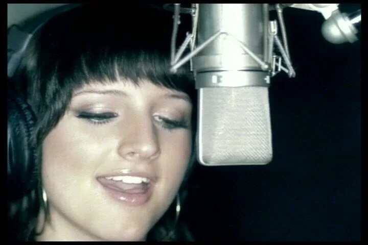 Smash into pieces real one. Piece клип. Клипы 2004 года зарубежные. Бритни спирс piece. Piece клип.