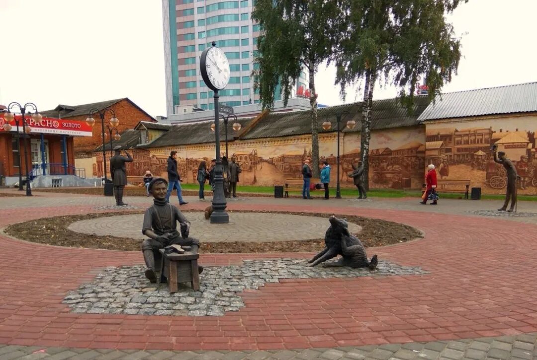 Сенная площадь серпухов. Московская область серпухов площадь революции 1 пончики. Серпухов скульптуры на площади революции. Площадь революции серпухов. Остановка площадь революции серпухов.