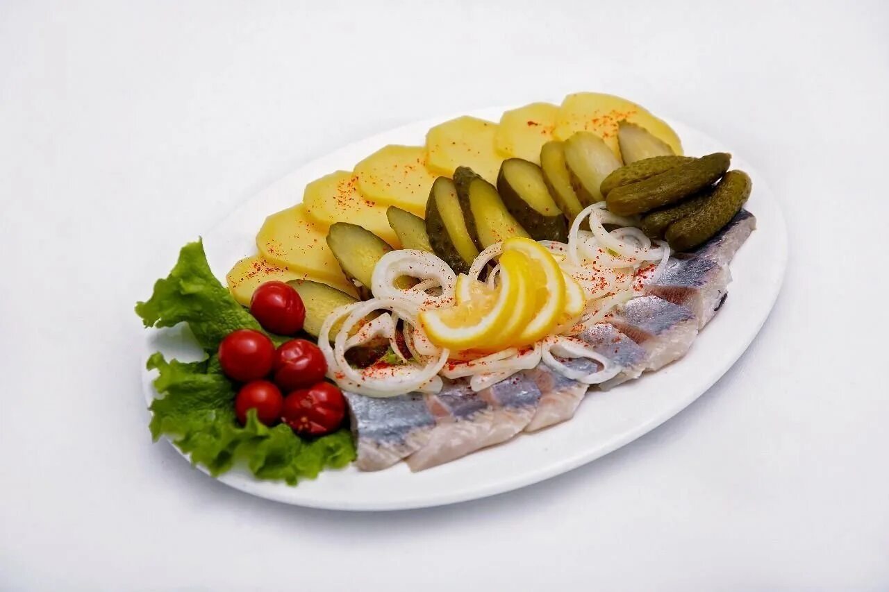 Сельдь по русски. Русская закуска. холодные закуски. сельдь с картофелем. сельдь с гарниром.