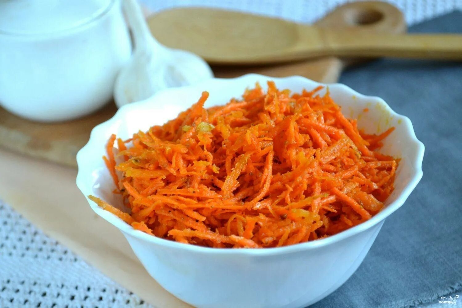 Как вкусно приготовить морковь. Корейская морковка. Морковь по-корейски. Корейская морковь в домашних. Корейская морковка в домашних.