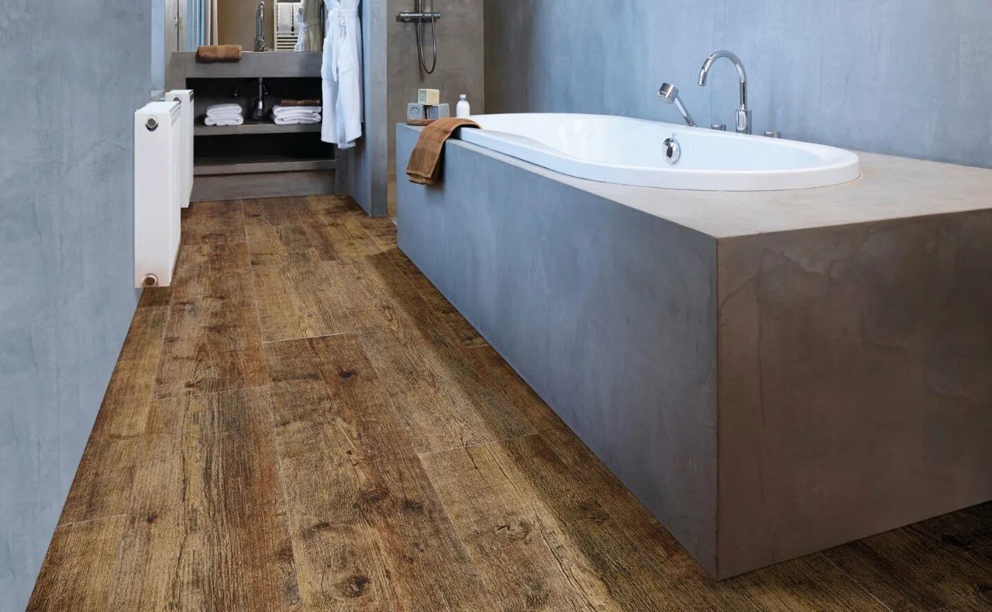 Плитка под дерево в ванной. Плитка в ванную под дерево. Кварцвинил в ванную. Кварц виниловый plitka. Виниловая плитка для стен в ванной.