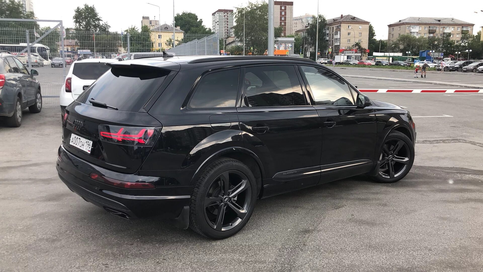 Диски q7 4m. Audi q7 2017 Black. Audi q7 r21 Black. Audi q7 4m черная. Черные диски на Ауди q7 4l.