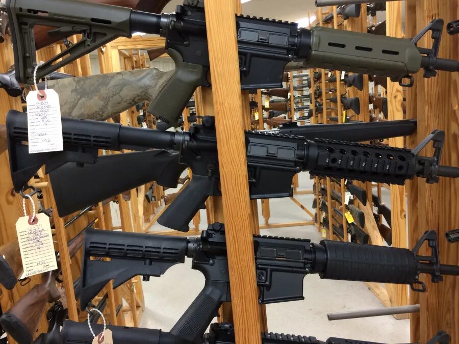 Самая большая коллекция оружия. Арсенал оружия самый большой в мире. Самая большая оружейная. Самый большой оружейный. Оружейная комната.